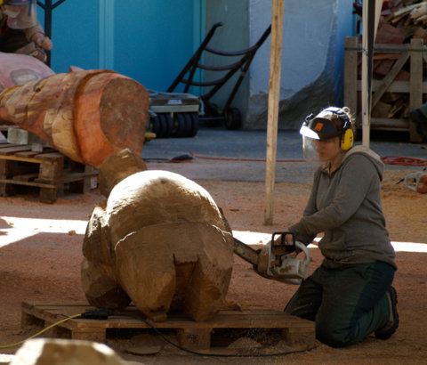 17_Holzbildhauen_mit_Motorsäge_Scuola_di_Scultura_Peccia_web-(0_2)