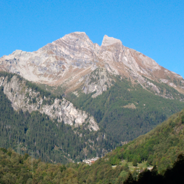 Pizzo Castello von Peccia aus gesehen. Der Marmor ist in der Gipfelregion als helle Bänderung erkennbar.